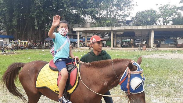 Foto: Wisata Murah Meriah di Bogor, Naik Kuda di Alun-alun Empang