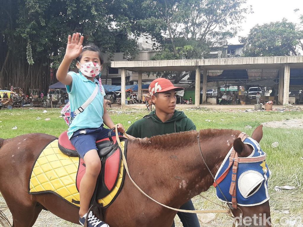Foto: Wisata Murah Meriah di Bogor, Naik Kuda di Alun-alun Empang