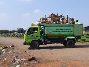 Peziarah Dibubarkan, Lapak Penjual Bunga di TPU Tegal Alur Diangkut Petugas