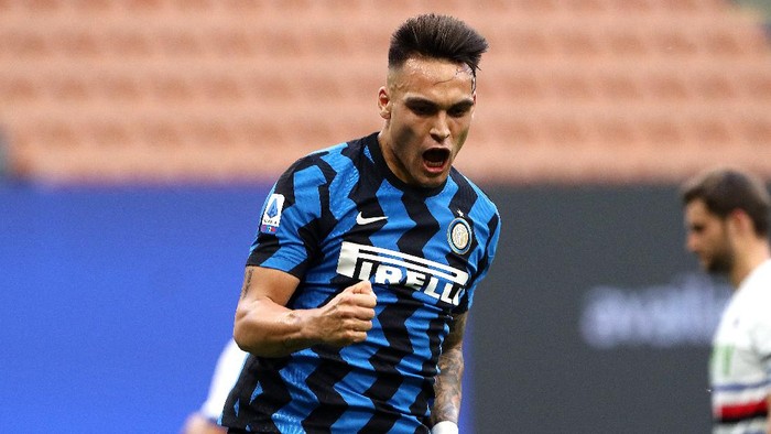 MILAN, ITALY - MAY 08: Lautaro Martinez of FC Internazionale celebrates after scoring their teams fifth goal  during the Serie A match between FC Internazionale  and UC Sampdoria at Stadio Giuseppe Meazza on May 08, 2021 in Milan, Italy. Sporting stadiums around Italy remain under strict restrictions due to the Coronavirus Pandemic as Government social distancing laws prohibit fans inside venues resulting in games being played behind closed doors. (Photo by Marco Luzzani/Getty Images)