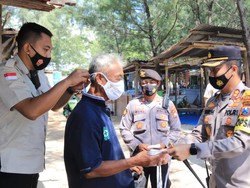 Polisi Bagikan Masker ke Warga yang Abai Prokes di Tempat Wisata