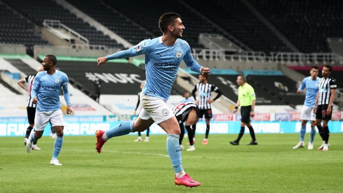 NEWCASTLE UPON TYNE, ENGLAND - MAY 14: Ferran Torres of Manchester City celebrates after scoring their sides fourth goal and their hat trick during the Premier League match between Newcastle United and Manchester City at St. James Park on May 14, 2021 in Newcastle upon Tyne, England. Sporting stadiums around the UK remain under strict restrictions due to the Coronavirus Pandemic as Government social distancing laws prohibit fans inside venues resulting in games being played behind closed doors.  (Photo by Scott Heppell - Pool/Getty Images)
