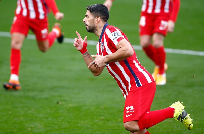 CADIZ, SPAIN - JANUARY 31: Luis Suarez of Atletico de Madrid celebrates after scoring their sides third goal from the penalty spot during the La Liga Santander match between Cadiz CF and Atletico de Madrid at Estadio Ramon de Carranza on January 31, 2021 in Cadiz, Spain. Sporting stadiums around Spain remain under strict restrictions due to the Coronavirus Pandemic as Government social distancing laws prohibit fans inside venues resulting in games being played behind closed doors. (Photo by Fran Santiago/Getty Images)