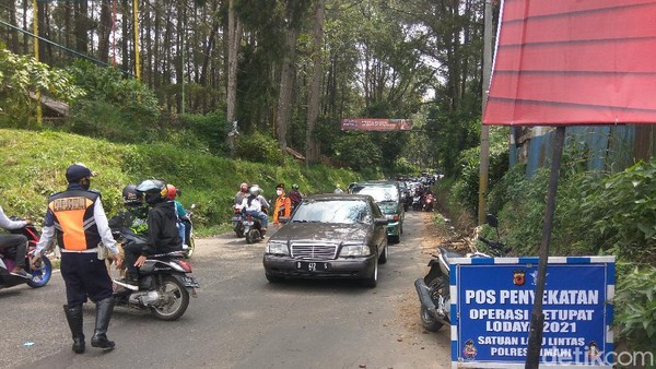 Mobil luar Bandung Raya diputar balik di Lembang