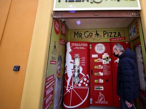 Vending Machine Pizza, Racikannya Enak atau Enggak Ya? Vending Machine Pizza, Racikannya Enak atau Enggak Ya?