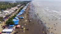 Libur Lebaran, Pantai Tanjung Pakis Ramai Pengunjung