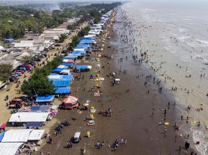 Libur Lebaran, Pantai Tanjung Pakis Ramai Pengunjung Libur Lebaran, Pantai Tanjung Pakis Ramai Pengunjung