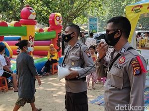 Membludak, Polisi Bubarkan Kerumunan Orang di Pantai Carita