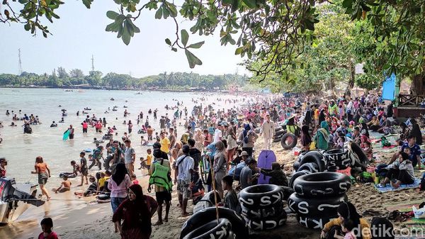 Pengunjung Pantai Carita Membludak