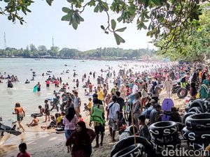 Pengunjung Pantai Carita Membludak