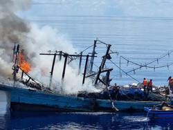 KM Sinar Mas Terbakar di Laut Natuna, KRI STS-376 Selamatkan 27 ABK