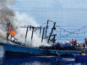KM Sinar Mas Terbakar di Laut Natuna, KRI STS-376 Selamatkan 27 ABK KM Sinar Mas Terbakar di Laut Natuna, KRI STS-376 Selamatkan 27 ABK