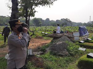 Pakai Pengeras Suara, Polisi Minta Peziarah di TPU Tegal Alur Bubar
