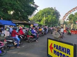 Ragunan Ramai Pengunjung, Pemotor Antre hingga Jalan Raya