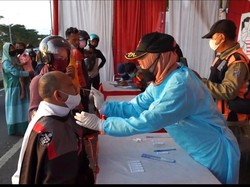 Ratusan Warga Tes Antigen Acak Usai Mudik dari Madura