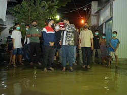 Tinjau Banjir Kiriman, Bobby Nasution Minta Camat-Lurah Bantu Warga