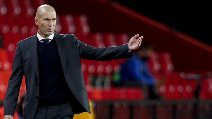 Real Madrids head coach Zinedine Zidane gestures during the Spanish La Liga soccer match between Granada and Real Madrid at Los Carmenes stadium in Granada, Spain, Thursday, May 13, 2021. (AP Photo/Fermin Rodriguez)