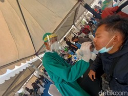 Tes Acak Antigen di Pos Penyekatan Karawang, 6 Pemudik Positif COVID-19