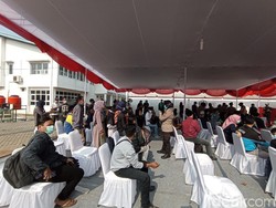 Terjaring Penyekatan, Pemotor Antre Tes COVID di Cikarang Timur