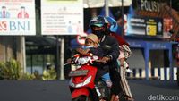 Bahaya! Aksi Pemudik Boceng Anak Tanpa Helm