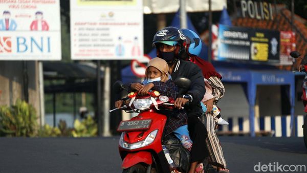Bahaya! Aksi Pemudik Boceng Anak Tanpa Helm