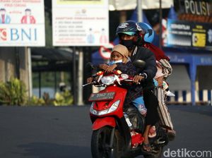 Bahaya! Aksi Pemudik Boceng Anak Tanpa Helm