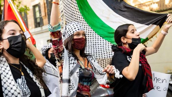 Pakai Keffiyeh, Ini Penampilan Bella Hadid Saat Ikut Demo Bela Palestina