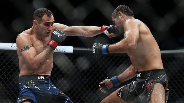 Beneil Dariush vs Tony Ferguson UFC 262 May 15, 2021; Houston, Texas, USA; Tony Ferguson lands a hit against Beneil Dariush during UFC 262 at Toyota Center. Mandatory Credit: Troy Taormina-USA TODAY Sports