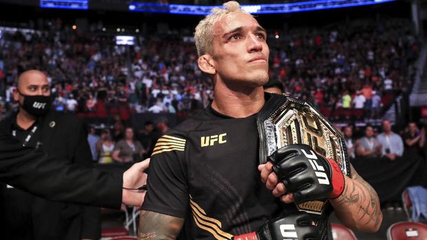 HOUSTON, TEXAS - MAY 15: Charles Oliveira celebrates defeating Michael Chandler during their Championship Lightweight Bout of UFC 262 at Toyota Center on May 15, 2021 in Houston, Texas.   Carmen Mandato/Getty Images/AFP (Photo by Carmen Mandato / GETTY IMAGES NORTH AMERICA / Getty Images via AFP)