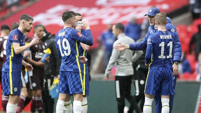 Chelseas head coach Thomas Tuchel, background right, talks with the players during the FA Cup final soccer match between Chelsea and Leicester City at Wembley Stadium in London, England, Saturday, May 15, 2021. (Nick Potts/Pool via AP)