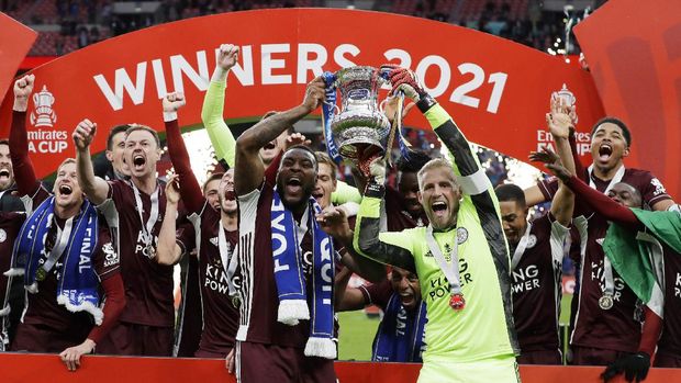 Soccer Football - FA Cup Final - Chelsea v Leicester City - Wembley Stadium, London, Britain - May 15, 2021 Leicester City players celebrate winning the FA Cup with the trophy Pool via REUTERS/Kirsty Wigglesworth