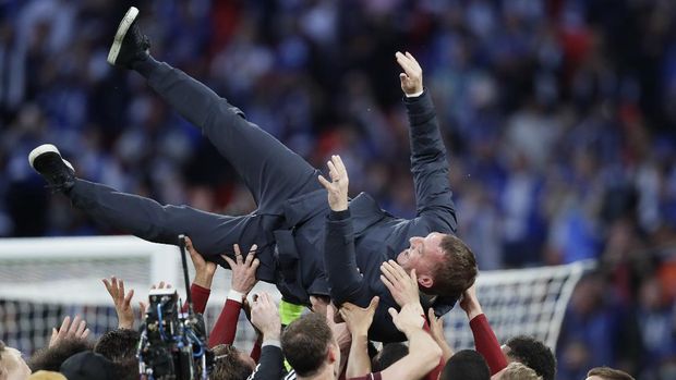 Soccer Football - FA Cup Final - Chelsea v Leicester City - Wembley Stadium, London, Britain - May 15, 2021 Leicester City manager Brendan Rodgers celebrates winning the FA Cup with players Pool via REUTERS/Kirsty Wigglesworth
