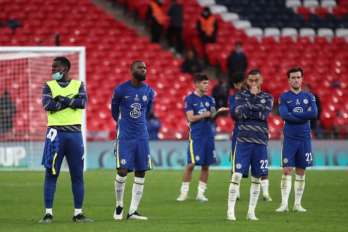 LONDON, ENGLAND - MAY 15: (L-R) Kurt Zouma, Antonio Ruediger, Christian Pulisic, Hakim Ziyech and Ben Chilwell of Chelsea look dejected following The Emirates FA Cup Final match between Chelsea and Leicester City at Wembley Stadium on May 15, 2021 in London, England. A limited number of around 21,000 fans, subject to a negative lateral flow test, will be allowed inside Wembley Stadium to watch this years FA Cup Final as part of a pilot event to trial the return of large crowds to UK venues. (Photo by Nick Potts - Pool/Getty Images)