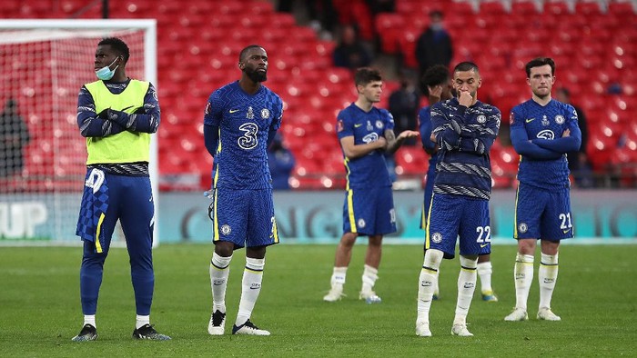 LONDON, ENGLAND - MAY 15: (L-R) Kurt Zouma, Antonio Ruediger, Christian Pulisic, Hakim Ziyech and Ben Chilwell of Chelsea look dejected following The Emirates FA Cup Final match between Chelsea and Leicester City at Wembley Stadium on May 15, 2021 in London, England. A limited number of around 21,000 fans, subject to a negative lateral flow test, will be allowed inside Wembley Stadium to watch this years FA Cup Final as part of a pilot event to trial the return of large crowds to UK venues. (Photo by Nick Potts - Pool/Getty Images)