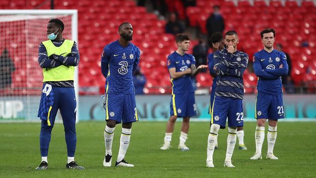 LONDON, ENGLAND - MAY 15: (L-R) Kurt Zouma, Antonio Ruediger, Christian Pulisic, Hakim Ziyech and Ben Chilwell of Chelsea look dejected following The Emirates FA Cup Final match between Chelsea and Leicester City at Wembley Stadium on May 15, 2021 in London, England. A limited number of around 21,000 fans, subject to a negative lateral flow test, will be allowed inside Wembley Stadium to watch this year's FA Cup Final as part of a pilot event to trial the return of large crowds to UK venues. (Photo by Nick Potts - Pool/Getty Images)