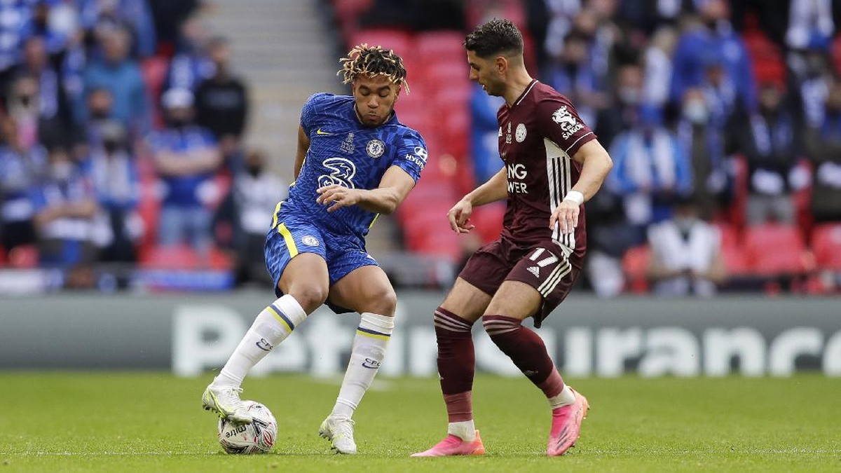 Reece James (kiri), bek sayap Chelsea, dipasang sebagai bek tengah saat menghadapi Leicester City di final Piala FA. (Foto: Kirsty Wigglesworth - Pool/Getty Images)