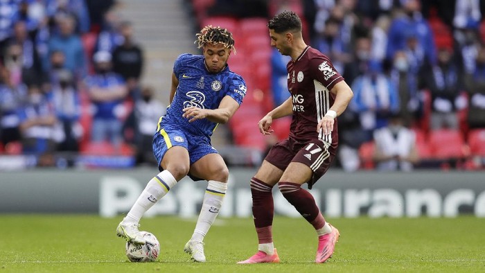 LONDON, ENGLAND - MAY 15: Reece James of Chelsea is challenged by Ayoze Perez of Leicester City during The Emirates FA Cup Final match between Chelsea and Leicester City at Wembley Stadium on May 15, 2021 in London, England. A limited number of around 21,000 fans, subject to a negative lateral flow test, will be allowed inside Wembley Stadium to watch this years FA Cup Final as part of a pilot event to trial the return of large crowds to UK venues. (Photo by Kirsty Wigglesworth - Pool/Getty Images)
