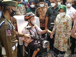 Hore! Remaja Difabel Penjaja di Pekalongan Ini Dapat Bantuan Motor Listrik