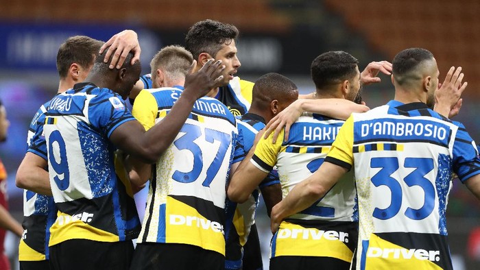 MILAN, ITALY - MAY 12: Romelu Lukaku (L) of FC Internazionale celebrates his goal with his team-mates during the Serie A match between FC Internazionale  and AS Roma at Stadio Giuseppe Meazza on May 12, 2021 in Milan, Italy. Sporting stadiums around Italy remain under strict restrictions due to the Coronavirus Pandemic as Government social distancing laws prohibit fans inside venues resulting in games being played behind closed doors.  (Photo by Marco Luzzani/Getty Images)