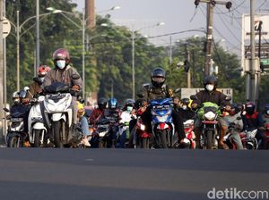 Jalan Kalimalang Mulai Ramai Pemudik Motor