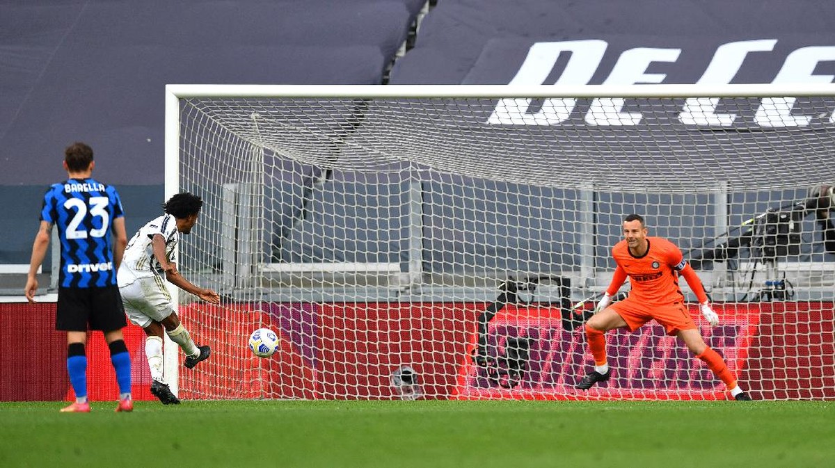 Juan Cuadrado mencetak gol penalti di laga Juventus vs Inter. (Foto: Getty Images/Valerio Pennicino)
