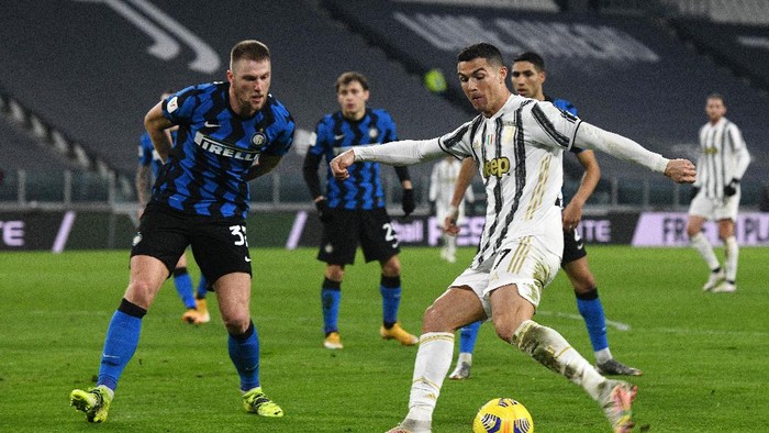 TURIN, ITALY - FEBRUARY 09: Cristiano Ronaldo of Juventus controls the ball against Milan Skriniar of FC Internazionale during the Coppa Italia semi-final match between Juventus and FC Internazionale at Allianz Stadium on February 9, 2021 in Turin, Italy. Sporting stadiums around Italy remain under strict restrictions due to the Coronavirus Pandemic as Government social distancing laws prohibit fans inside venues resulting in games being played behind closed doors. (Photo by Chris Ricco/Getty Images)