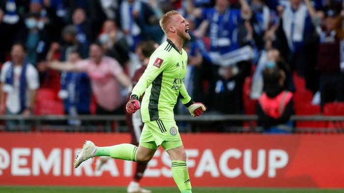 LONDON, ENGLAND - MAY 15: Kasper Schmeichel of Leicester City celebrates victory following The Emirates FA Cup Final match between Chelsea and Leicester City at Wembley Stadium on May 15, 2021 in London, England. A limited number of around 21,000 fans, subject to a negative lateral flow test, will be allowed inside Wembley Stadium to watch this years FA Cup Final as part of a pilot event to trial the return of large crowds to UK venues. (Photo by Matt Childs - Pool/Getty Images)