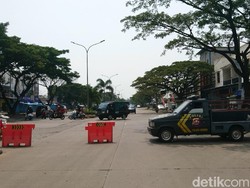 Cegah Wisatawan, Polisi Tutup Jalan Lingkar Selatan Cilegon Arah Anyer