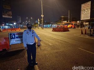 Cerita Petugas Penyekatan di Karawang yang Rela Tak Mudik Demi Tugas
