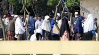 Meski Dilarang, Warga Bekasi Nekat Berkerumun Saat Berziarah