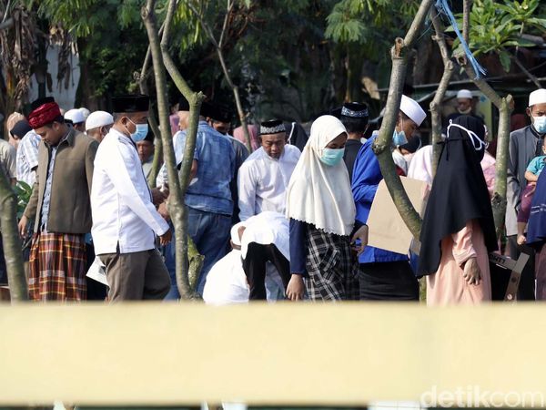 Meski Dilarang, Warga Bekasi Nekat Berkerumun Saat Berziarah