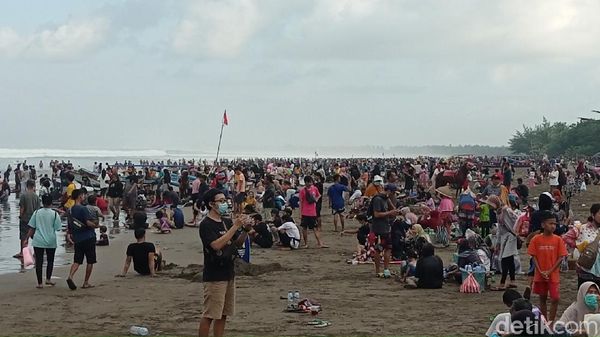Penampakan Kerumunan di Pantai Pangandaran yang Masih Membeludak