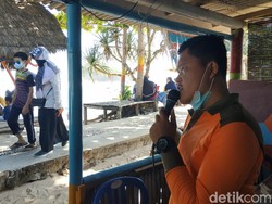 Kisah Penjaga Pantai di Pacitan yang Pantang Pergi Sebelum Wisatawan Pulang