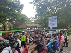 Protes Penutupan Wisata Meluas ke Carita, Pedagang Tutup Akses Jalan